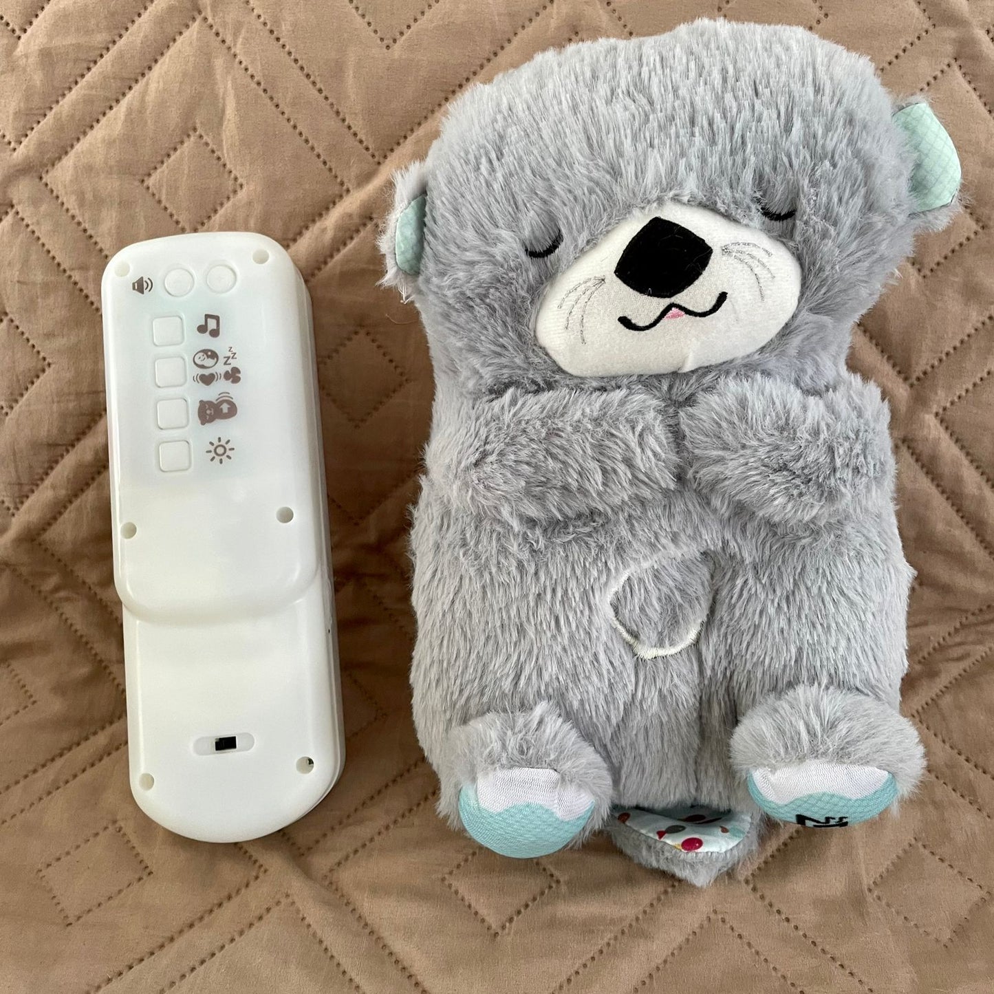 PELUCHE NUTRIA DORMILONA CON CONTROL LED - PLOMO